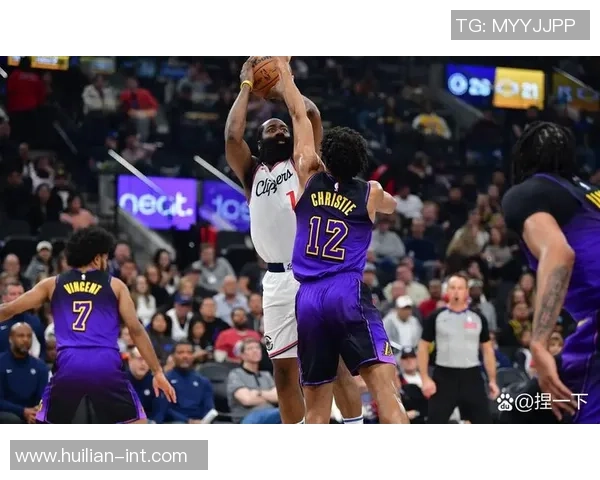 快船与勇士激战正酣目前比分揭晓引发球迷热议